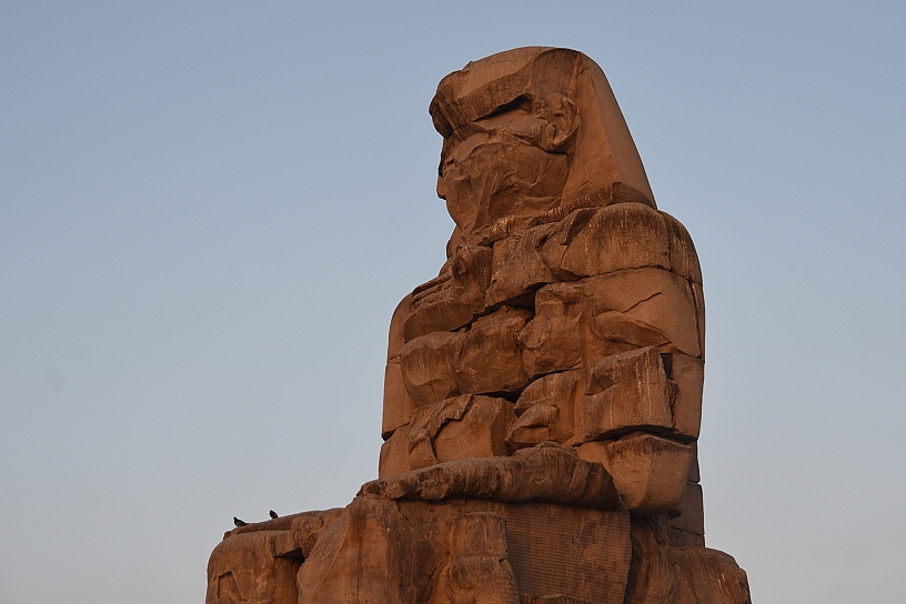 06 MAK_5915.jpg - Col passare dei secoli l’esposizione alle intemperie e le ripetute periodiche esondazioni del Nilo le hanno profondamente danneggiate.